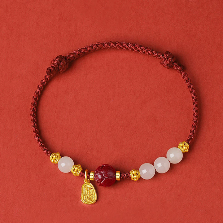 Bransoletka z Buddha Stones 24K pozłacana hetianem, białym jadeitem, cynobrem i sznurkiem szczęścia