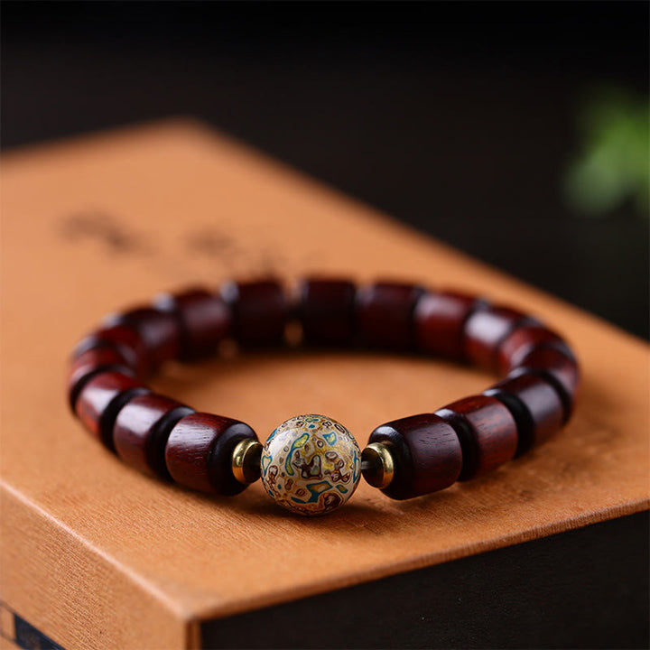 Buddha Stones Naturalne Zielone Drzewo Sandałowe Małe Liście Czerwonego Drzewa Sandałowego Lakierowana Bransoletka z Koralików Pokoju