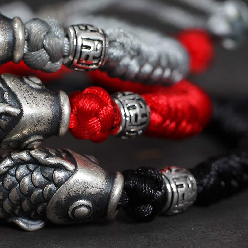 Bransoletka z plecionego sznurka z Buddha Stones w kolorze srebrnym i rybą Koi
