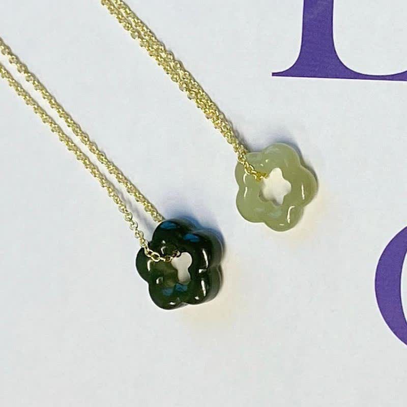 Buddha Stones Delikatny Hetian Jade Cyan Jade Szczęście Kwiatowy Naszyjnik Wisiorek