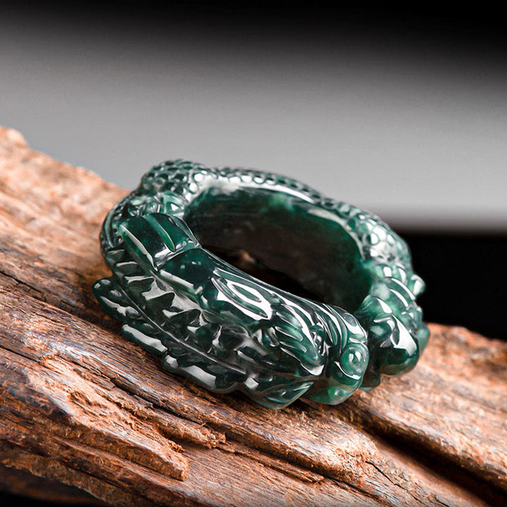 Pierścionek sukcesu z naturalnego cyjanowego jadeitu z rzeźbionym smokiem i Buddha Stones