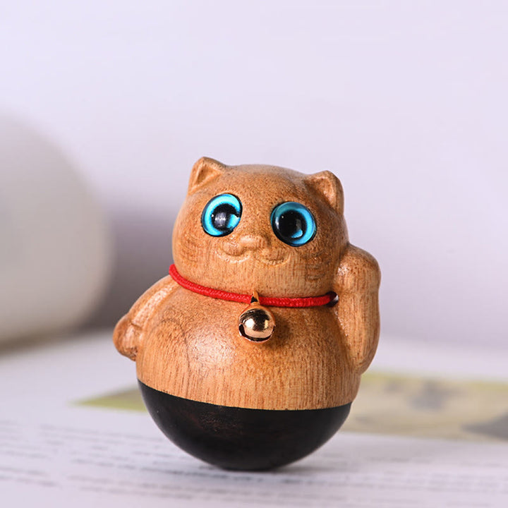 Buddha Stones Miniaturowy Szczęśliwy Kot Kociak Phoebe Zhennan Drewno Błogosławieństwo Dekoracja - 3,5*4,4 cm - image 1