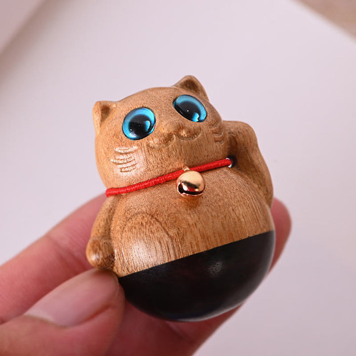 Buddha Stones Miniaturowy Szczęśliwy Kot Kociak Phoebe Zhennan Drewno Błogosławieństwo Dekoracja - image 3